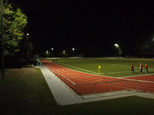 Sportanlage bei Flutlicht